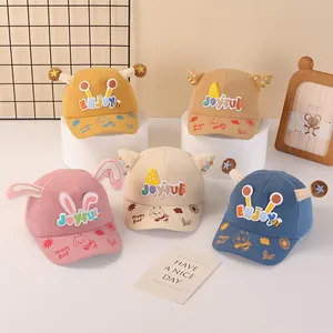 Detalle de gorras infantiles de pana de colores con antenas 3D y motivos de abeja