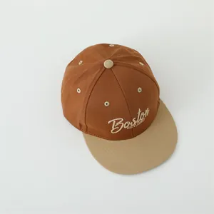 Broderie détaillée Boston EST.1987 sur la casquette de baseball bicolore marron et kaki