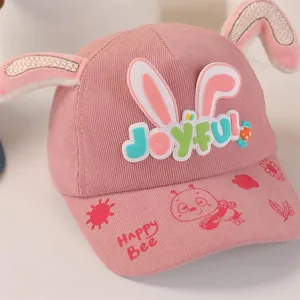 Primer plano de gorra rosa de pana para niños con orejas de conejo y bordado Joyful