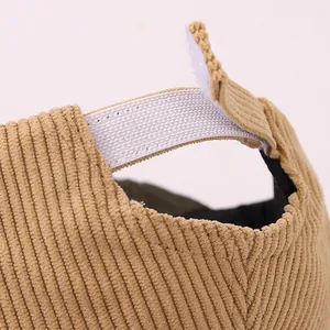 Détail de casquette bébé en velours côtelé avec velcro réglable et bande élastique