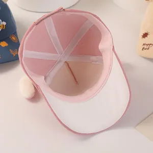 Detalle de gorra de pana rosa para niños que muestra el forro interior blanco y costuras de calidad