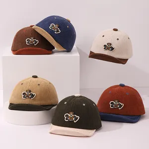 Collection de casquettes en velours côtelé pour bébé avec écussons ours en tons rétro