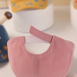 Detalle de gorra infantil de pana rosa con correa de velcro ajustable en la parte trasera