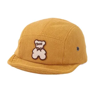 Casquette en velours côtelé pour bébé jaune gingembre avec écusson ours brodé