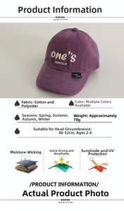 Dettaglio cappellino viola per bambini con ricamo e specifiche tecniche su dimensioni