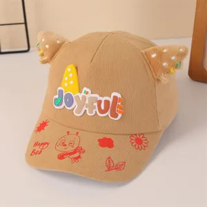 Detalle de gorra infantil de pana caqui con parche Joyful y bordado de Happy Bee