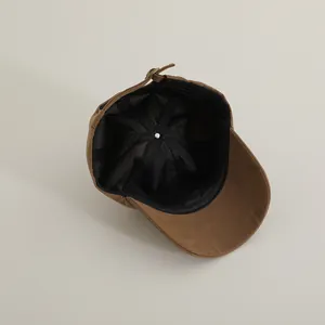 Vista interna del cappellino marrone con fodera in rete nera e dettaglio fascia tergisudore