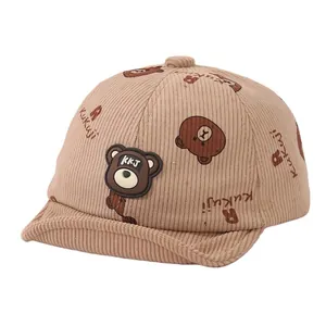 Casquette bébé en velours côtelé avec imprimé ours et bord souple en kaki clair