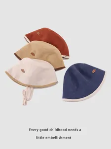 Dettaglio dei cappelli a secchiello in velluto a coste per bambini in vari colori e toppa