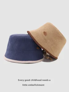 Dettaglio di cappelli bucket in velluto a coste per bambini con toppa a forma di nuvola