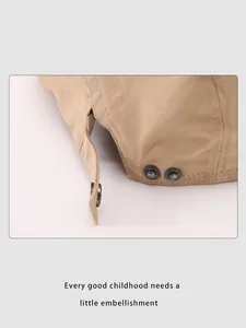 Λεπτομέρεια από χακί ύφασμα twill και ρυθμιζόμενη μεταλλική αγκράφα στο παιδικό καπέλο