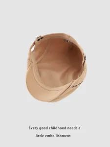 Λεπτομέρεια του εσωτερικού χακί βαμβακερού καπέλου με μεταλλική αγκράφα