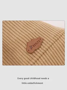 Dettaglio in velluto a coste con patch in pelle a nuvola su cappello per bimbi