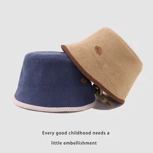 Cappello pescatore bimbi in velluto a coste blu e cammello con toppa in ecopelle