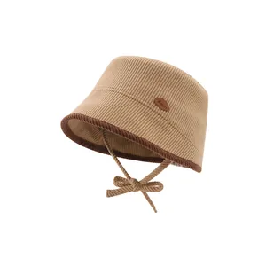 Cappello a secchiello in velluto a coste kaki per bambini con cinturino antivento