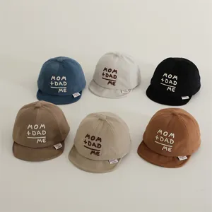 Dettaglio di sei cappellini da baseball per neonati con ricamo e trama a nido d'ape in vari colori