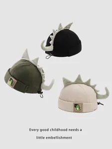 Détail de la texture velours côtelé et ailerons 3D sur ces bonnets pour enfants