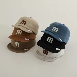 Detailansicht bunter Baby-Baseballkappen mit M-Stickerei und weicher Materialstruktur
