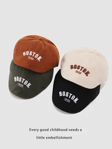 Detalle de la textura de gorras de pana para bebé con bordado BOSTON 1630 en varios colores