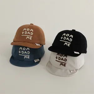 Dettaglio cappellini neonato in maglia a nido d'ape con ricami e visiere morbide