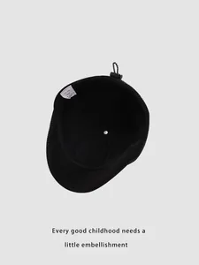 Detalle interior de la boina de pana negra para niños con cordón de ajuste elástico