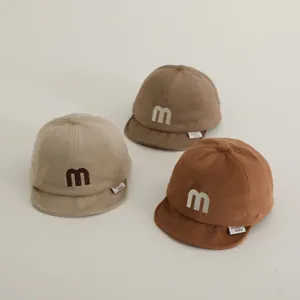 Warme Baby Winter-Baseballkappen mit M-Stickerei in Beige, Taupe und weichem Karamellbraun