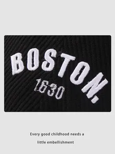 Detalle del bordado Boston 1630 en la pana negra de la boina para niños y bebés