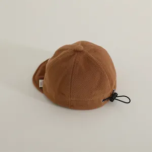 Dettaglio cappellino invernale bimbo con texture in pile e coulisse di regolazione nera