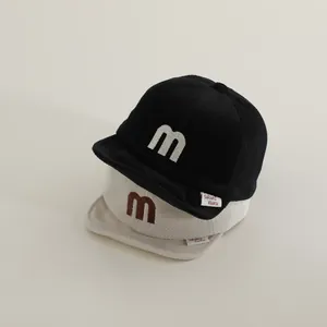 Baby-Baseballkappe aus Waffelstrick mit M-Stickerei in Schwarz und Beige