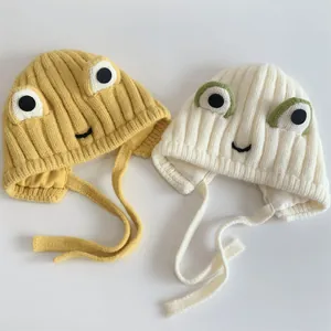 Detail der Baby-Frosch-Strickmützen mit weichem Garn und sicheren Kinnriemen