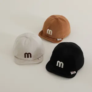 Baby Winter Baseballkappen mit besticktem M-Logo in Beige, Karamell und Schwarz