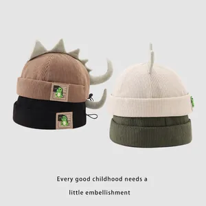 Bonnet dinosaure en velours côtelé pour enfants en marron, noir, beige et vert armée
