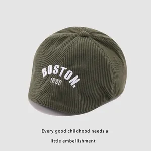 Detalle de gorra de pana para niños en verde oscuro con bordado de Boston