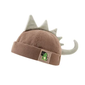 Bonnet dinosaure enfant en velours côtelé marron avec crêtes vertes et patch