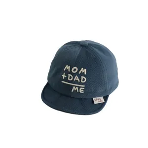 Cappellino da baseball invernale per neonati con fodera in pile e ricamo 'MOM + DAD ME'