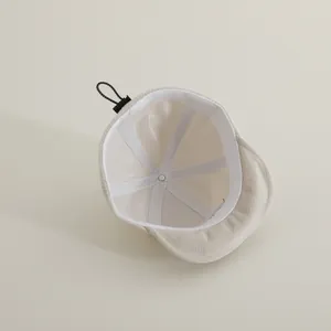 Innendetail der Baby-Baseballmütze mit Waffelstoff und verstellbarem Kordelzug am Hinterkopf