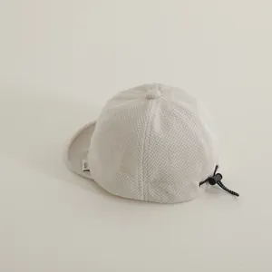 Detail der Baby-Baseballkappe mit strukturiertem Stoff und verstellbarem Kordelzug