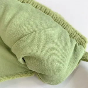 Detail der hellgrünen Froschmütze mit Rippstrickfutter und weichem Plüsch-Außenstoff