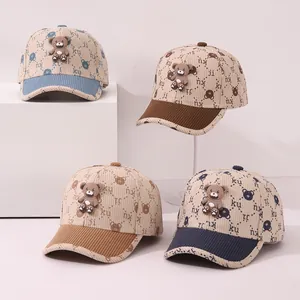 Dettaglio della trama in velluto a coste e dell'orso 3D su questi cappelli da bambino