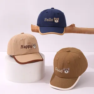 Broderie détaillée d'un ours et de texte sur trois casquettes en coton