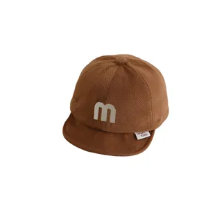 Weiche braune Sherpa-Baseballkappe für Babys und Kleinkinder mit weißem M-Buchstaben-Patch