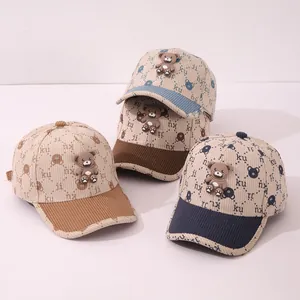 Dettaglio dei cappellini da baseball per bambini in velluto con orsetti 3D in silicone