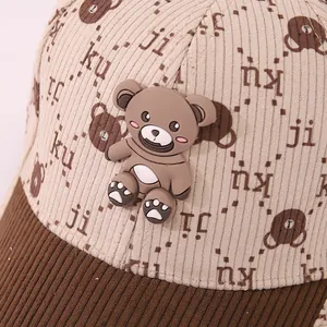 Cappellino da baseball per bambini in velluto con orsetto 3D e visiera marrone