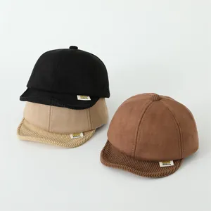Kurzkrempige Baby-Baseballkappen in Schwarz, Beige und Braun mit Kord-Textur