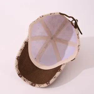 Dettaglio del cappellino in velluto a coste con cuciture a sei pannelli e fascia