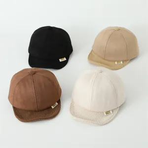Detailansicht von Kinder-Baseballkappen in Neutralfarben mit Cord-Schirm und Textur