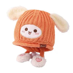 Bonnet en tricot orange pour enfants avec longues oreilles de lapin et broderie dessin