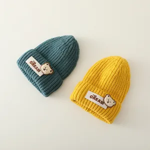 Gorros de punto de invierno para bebés con parche de oso en azul y amarillo