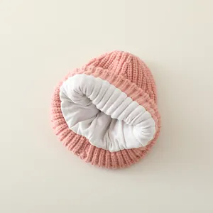Gorro de punto rosa para bebé con forro de felpa blanca y parche de oso para invierno