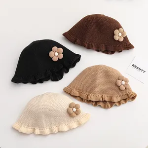 Gebreide mutsen voor kinderen met bloemendecor in zwart, bruin, kaki en beige